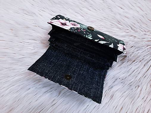 Peňaženka staroružové ruže na čiernom ekokoža