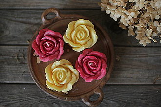 Sviečky - Štyri  ruže - sviečky v drčekovom balení (ISKRIVÁ: červená a žltá) - 14504702_