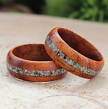 Prstene - Dámsky a pánsky prsteň z dreva s prúžkom rubínu - 14506326_