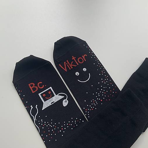 Maľované ponožky s titulom a menom (čierne pre ITčkara s PC a smajlíkom)