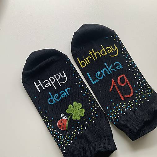 Maľované ponožky s nápisom: "Všetko najlepšie (s nápisom: "Happy Birthday dear (meno)” (Tmavé))