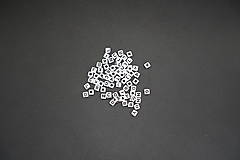 Korálky - Písmenká bieločierne kocky (mix 100ks) 4x4 - 14513935_