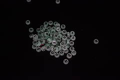 Korálky - Písmenká sivočierne fluoreskujúce okrúhle (mix 100ks) 7x4 - 14513970_