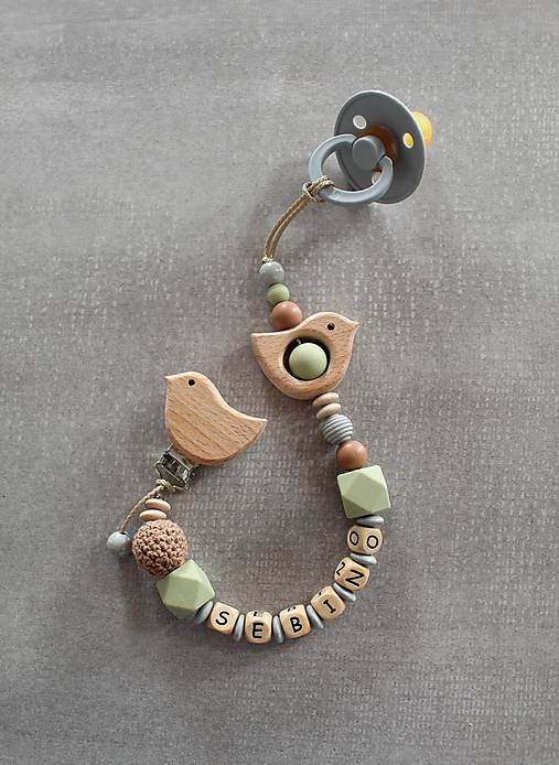 Detské doplnky - Retiazka na cumlík s menom, hnedo-olivový vtáčik (Dĺžka mena 6-8 písmen) - 14514751_