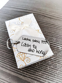 Kľúčenky - Kľúčenka z chirurgickej ocele s gravírovaním textom: Láska, pásy!!! Ľúbim ťa ako koňa. - 14517983_