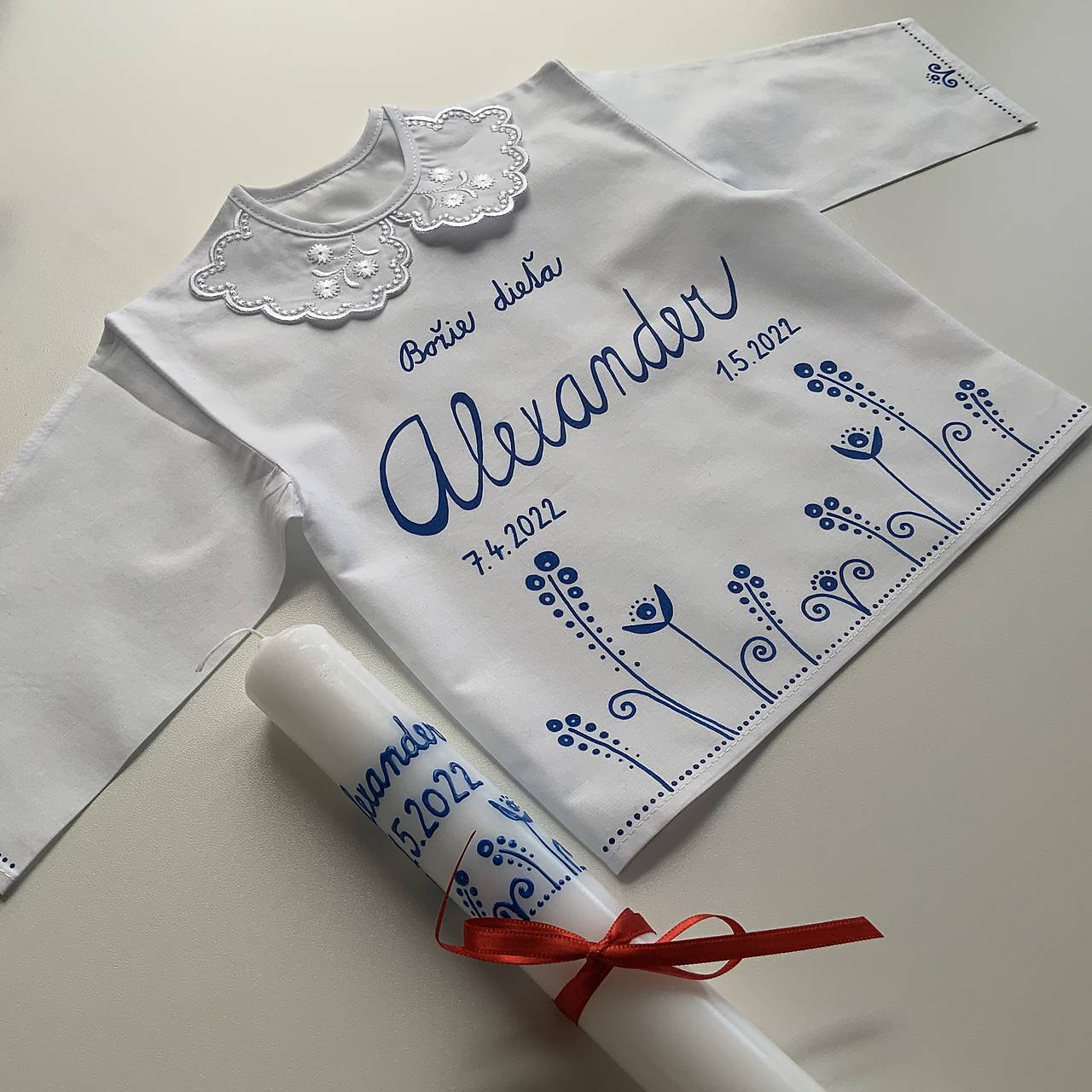 Krstná košieľka a svieca na krst ručne maľovaná ľudovoladená  (bez kríža s kvetmi v modrom)