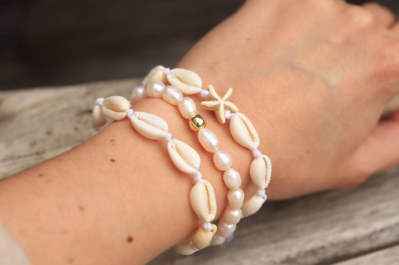Letné náramky - mušle a riečne perly