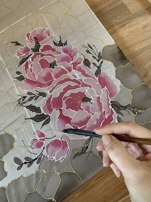 Maľovaná hodvábna šatka Grey Peony