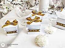 Darčeky pre svadobčanov - Krabičky pre svadobčanov s monogramom a voňavou sviečkou - 14530838_