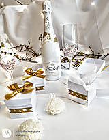 Darčeky pre svadobčanov - Krabičky pre svadobčanov s monogramom a voňavou sviečkou - 14530839_