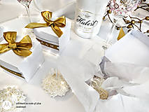 Darčeky pre svadobčanov - Krabičky pre svadobčanov s monogramom a voňavou sviečkou - 14530840_