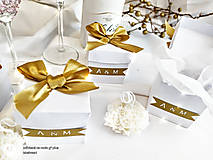 Darčeky pre svadobčanov - Krabičky pre svadobčanov s monogramom a voňavou sviečkou - 14530842_