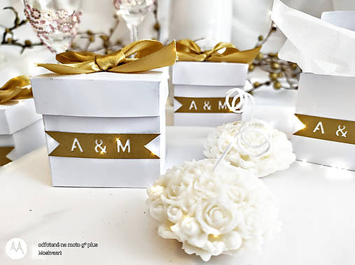 Krabičky pre svadobčanov s monogramom a voňavou sviečkou