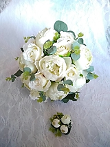 svadobná kytica pivónie, ruže, eukalyptus s pierkom zľava 