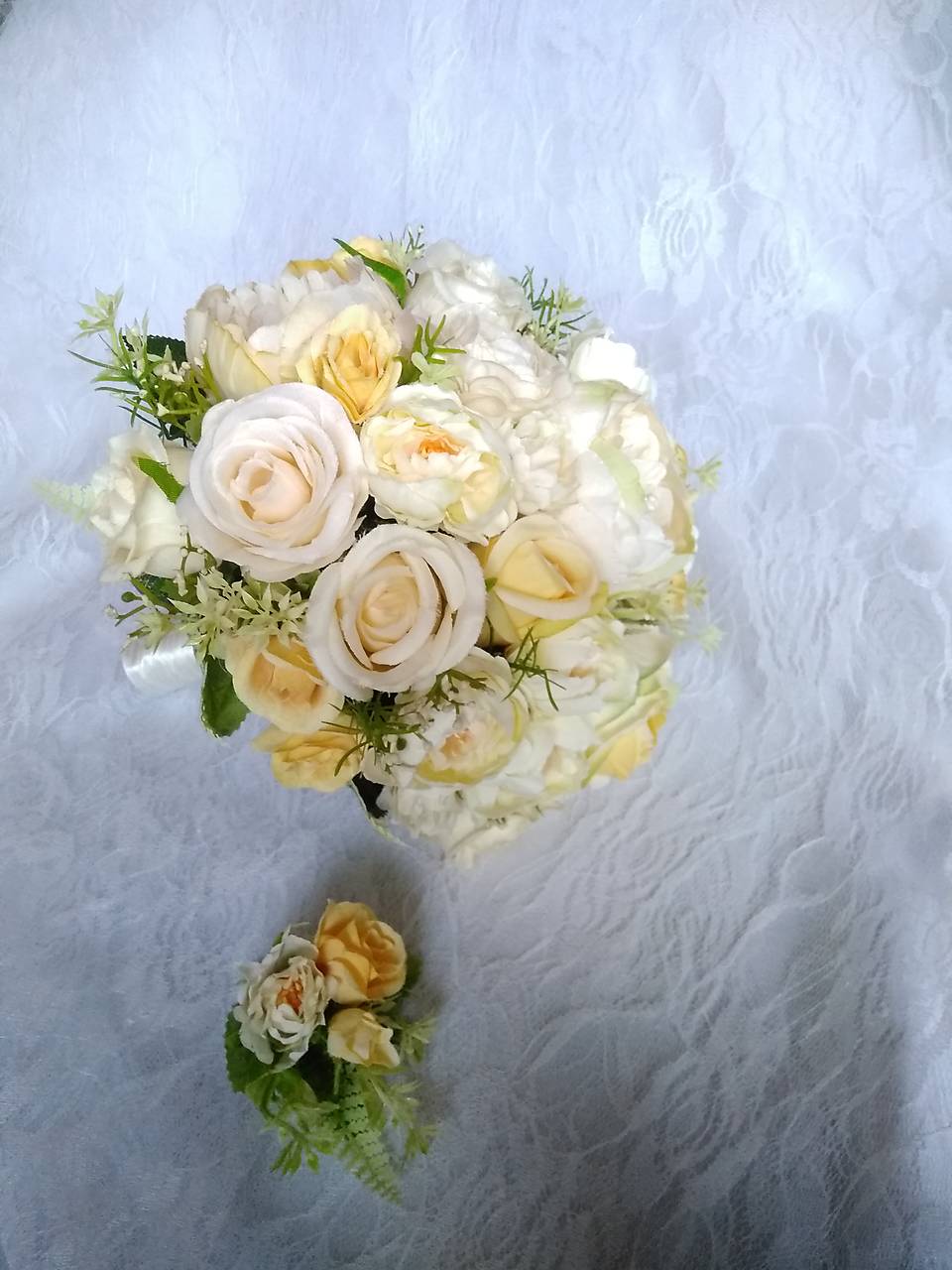 svadobná kytica krémovo-broskyňová s pierkom zľava