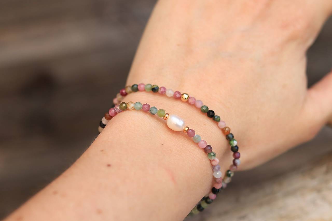 Tenký náramok z minerálu turmalín