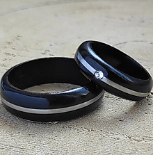 Prstene - Pár ebenových prsteňov s pásikom z ocele a swarovského - 14543027_
