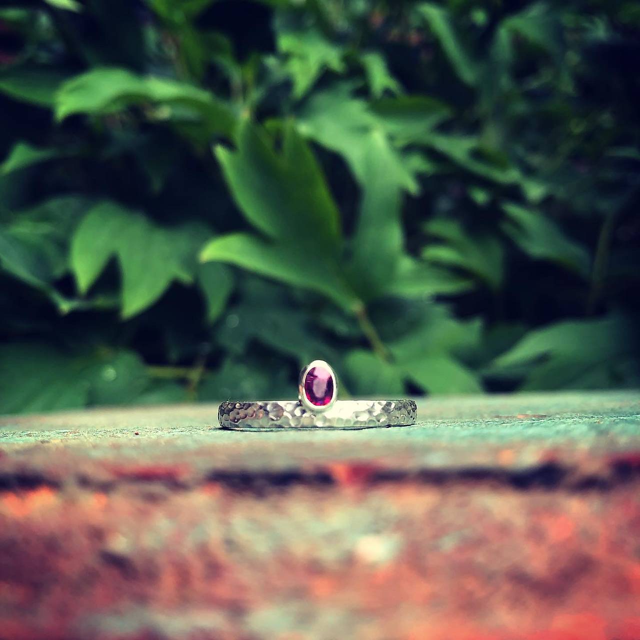 Strieborný prsteň s rubínom - NOMAD MIND