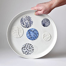 Nádoby - Ručně malovaný kobaltový talíř s reliéfem - 14549938_