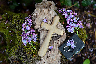 Dekorácie - Svadobný krížik z hrabového dreva (17,5 x 9,5 cm) - 14551968_