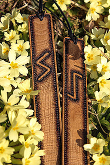 Papiernictvo - Sada dvoch handmade drevených záložiek s runami Sowilo a Eihwaz, vďaka čomu sú skvelým pohanským darčekom - 14551079_