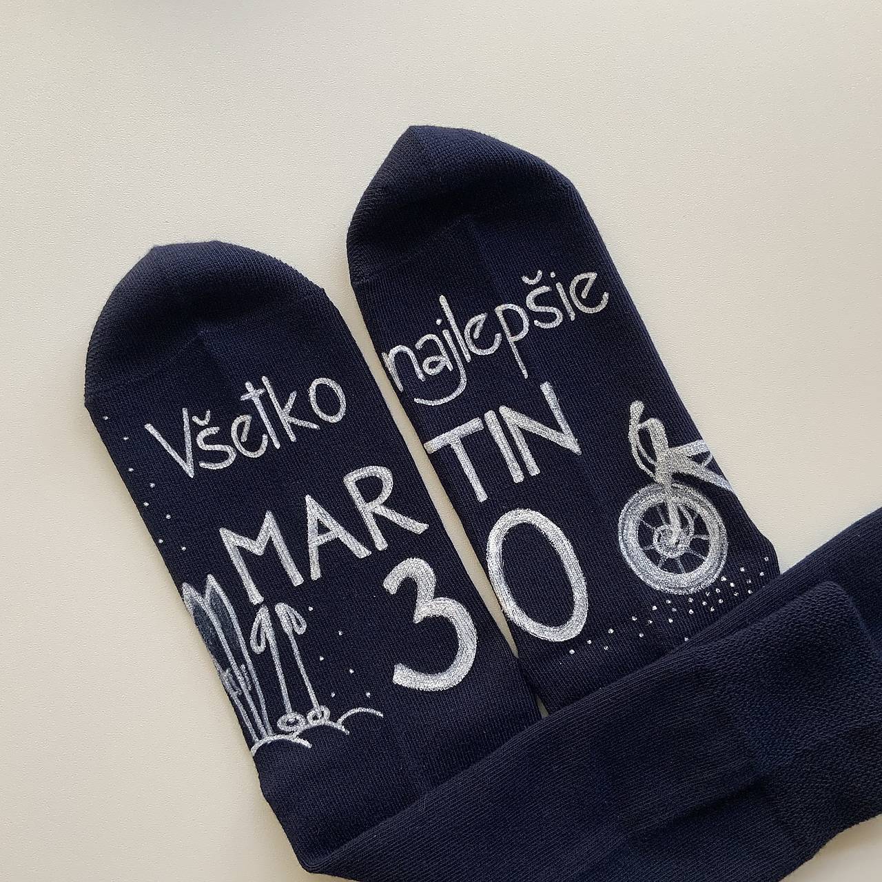 Maľované ponožky s nápisom: "Všetko najlepšie (S bicyklom a lyžami (tmavé))