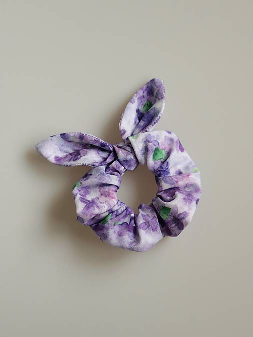 Scrunchies ušatá gumička fialový akvarel