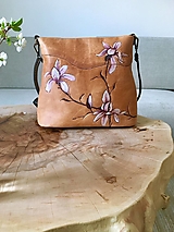 Kabelky - MILA "Magnólia" kožená kabelka s vypaľovaným obrázkom - 14560360_