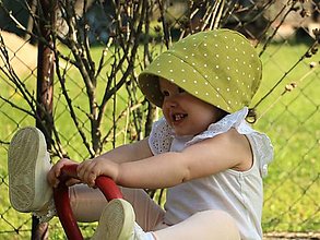 Detské čiapky - Letný detský ľanový čepiec bodka na zelenej - 14565156_