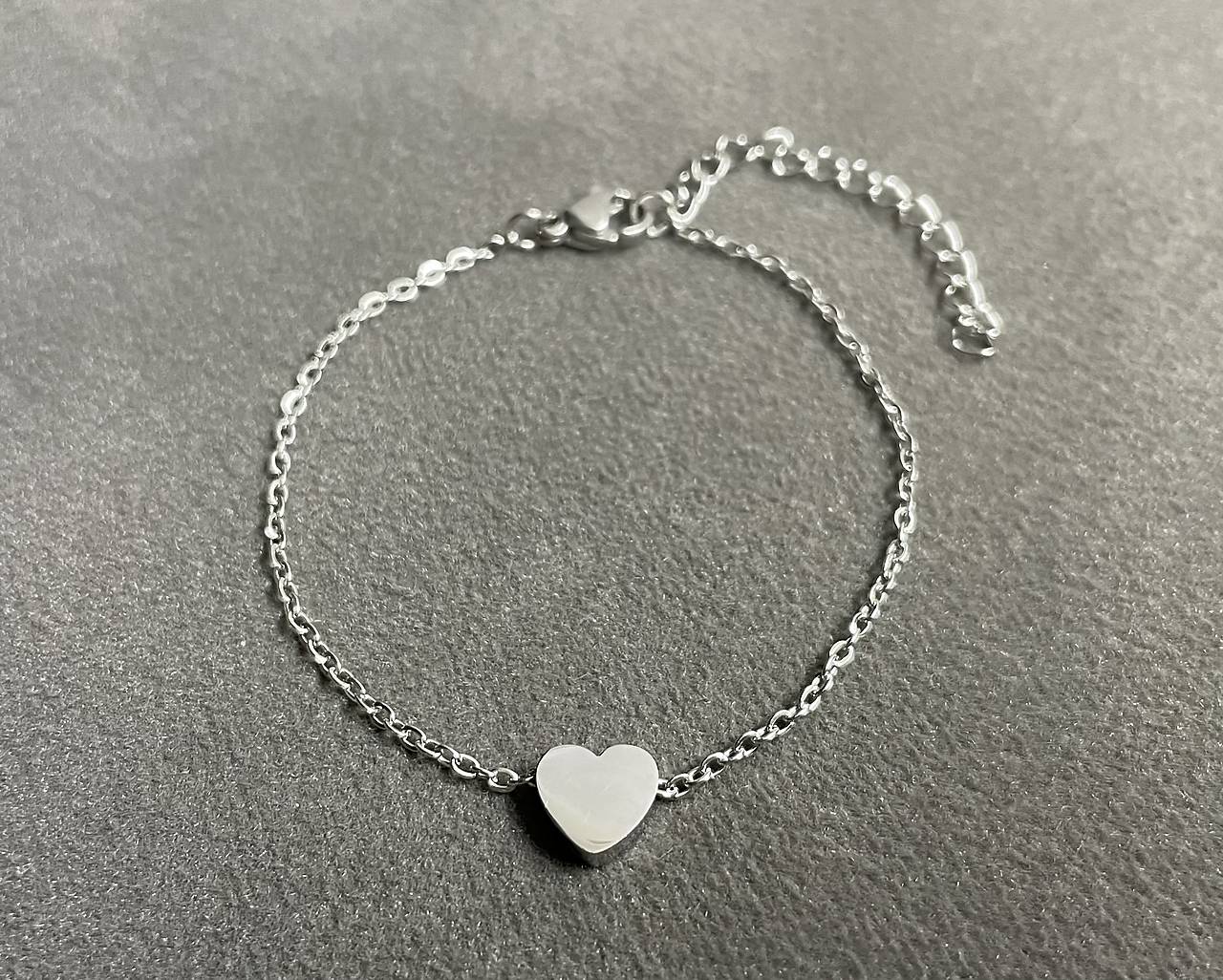 Elegantný náramok so srdiečkom z chirurgickej ocele