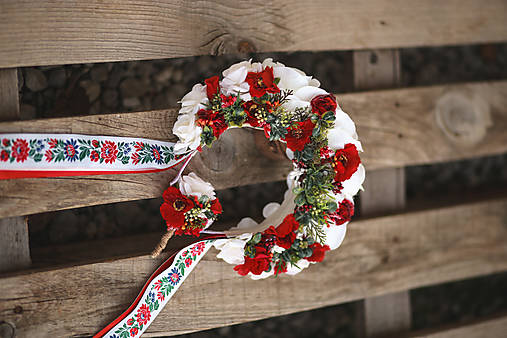 Set: folklórna svadobná kvetinová parta a pierko
