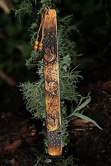 Papiernictvo - Drevená záložka ručne vyrobená z dubového dreva, perfektný darček pre milovníka kníh s rozprávkovým dizajnom slimákov a - 14566595_