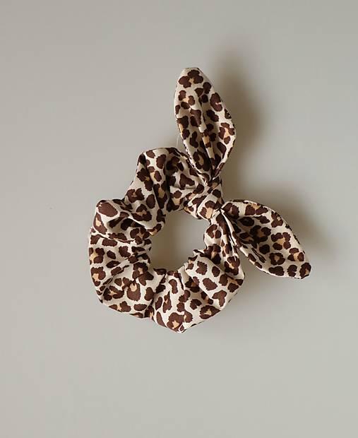Scrunchies ušatá gumička leopard hnedá