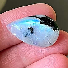 Minerály - Mesačný kameň s turmalínom kabošon slza prevŕtaný / 24x14x7mm M-S145 - 14570423_