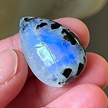 Minerály - Mesačný kameň s turmalínom kabošon slza prevŕtaný / 27x18x8mm M-S145 - 14570439_