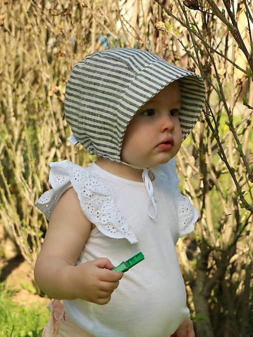Letný detský ľanový čepiec pásik šedý
