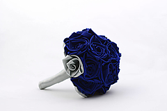 Kytice pre nevestu - Saténová kytica svadobná námornícka modrá a strieborná ruže - 14570917_