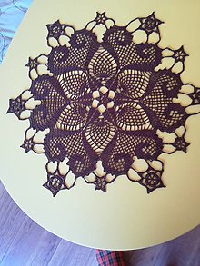 Úžitkový textil - Háčkovaný hnedý stredový obrus srdiečkovo-kvetinkovy - 14574601_