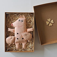 Hračky - Prasiatka pre šťastie (textilná hračka) (3 prasiatka + krabička s výstelkou z drevitej vlny + veko s dreveným štvorlístkom) - 14574087_