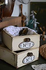 Nábytok - Staré vidiecke šuflíky s etiketami v porcelánovom vzhľade - 14574998_