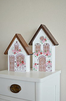 Dekorácie - Domček s hnedými okienkami a červeno ružovými kvietkami (24 cm) - 14580070_