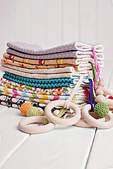 Detský textil - Slintáčiky na ergonomické nosiče (Sivé s ružovými bodkami) - 14578672_