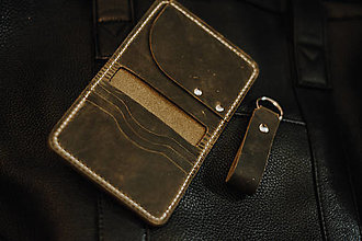 Pánske tašky - Set ručne šitá kožená peňaženka a prívesok - Crazy horse - Khaki - 14580766_