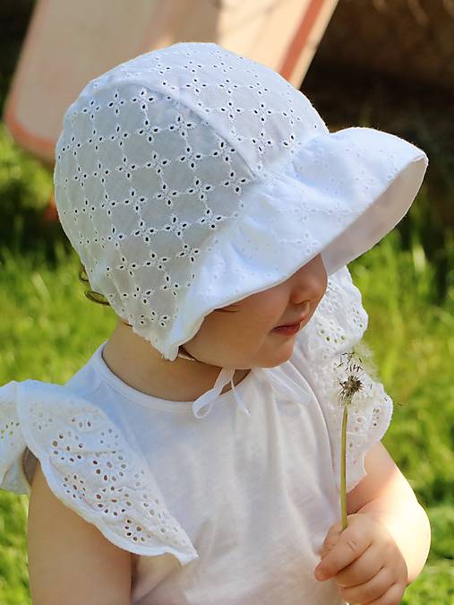 Letný detský čepček Evička biely s riaseným šiltom