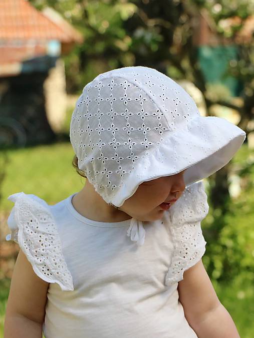 Letný detský čepček Evička biely s riaseným šiltom