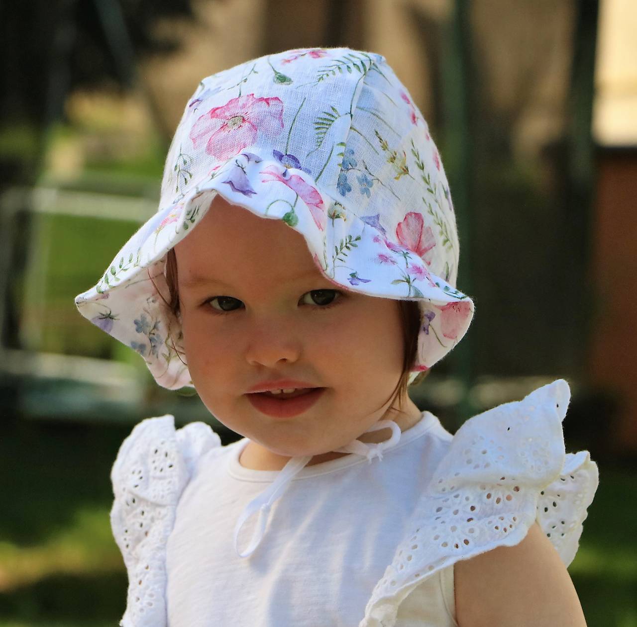 Ľanový čepček lúčne kvety s nariaseným šiltom