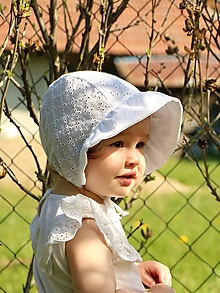 Detské čiapky - Letný detský čepček Evička biely s riaseným šiltom - 14581389_