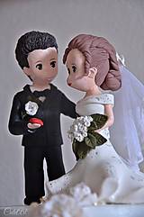 Dekorácie - Dám ti svoje srdce - personalizované figúrky nevesty a ženícha na svadobnú tortu - 14582259_