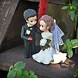 Dekorácie - Dám ti svoje srdce - personalizované figúrky nevesty a ženícha na svadobnú tortu - 14582261_