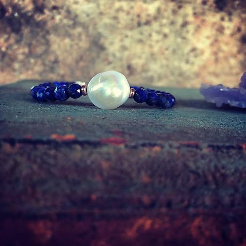 Strieborný náramok s perlou a lapis lazuli